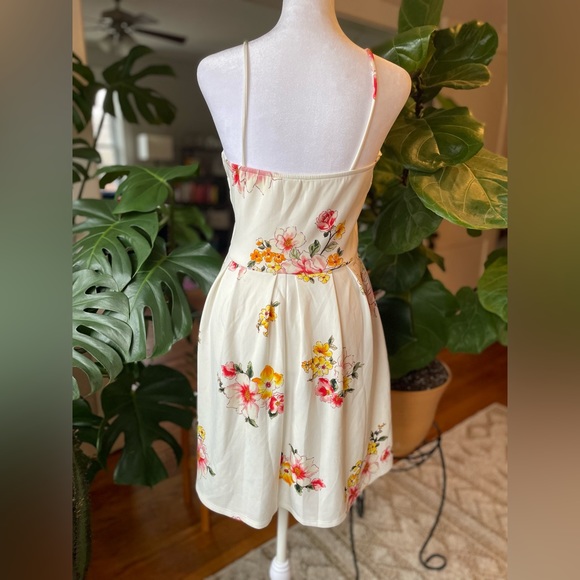 NWOT Spring Floral Dress 🪩 - Picture 3 of 7